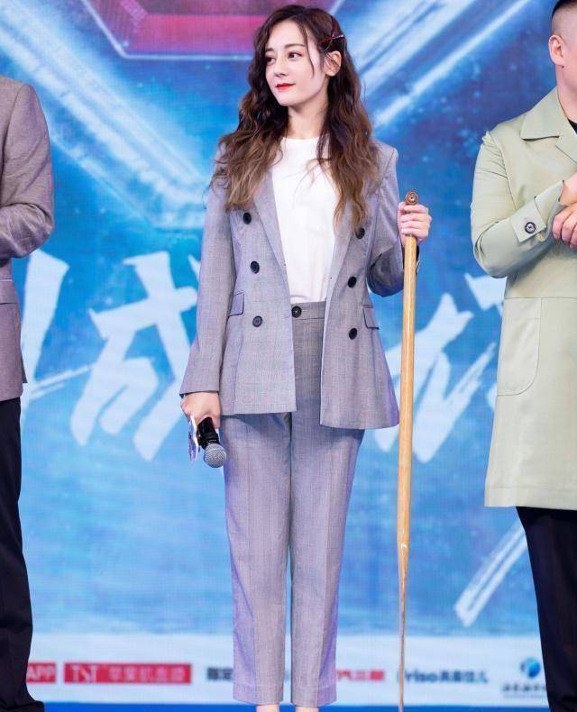 原创迪丽热巴录节目鞋带被自己踩到没有弯腰系鞋带而是机智这样做