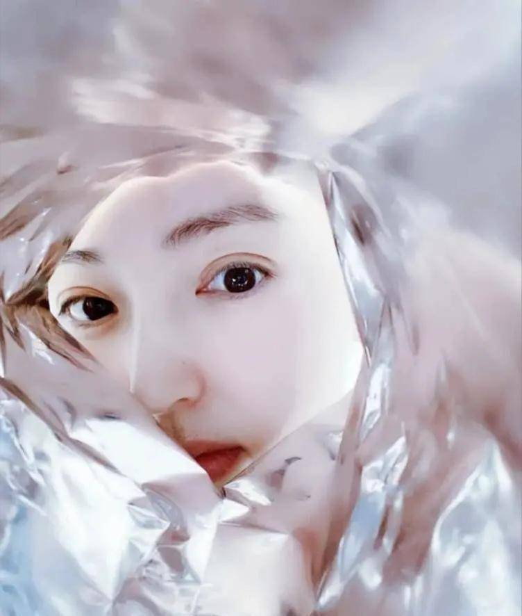 董璇解锁拍照方式薯片包装袋给女儿拍特写艺术感太强堪比大片