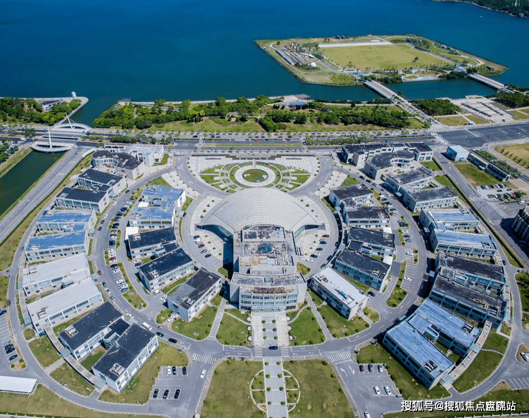 1万/㎡,在整个临港过会新盘里价格是较低的,要知道这是包含叠加的价格