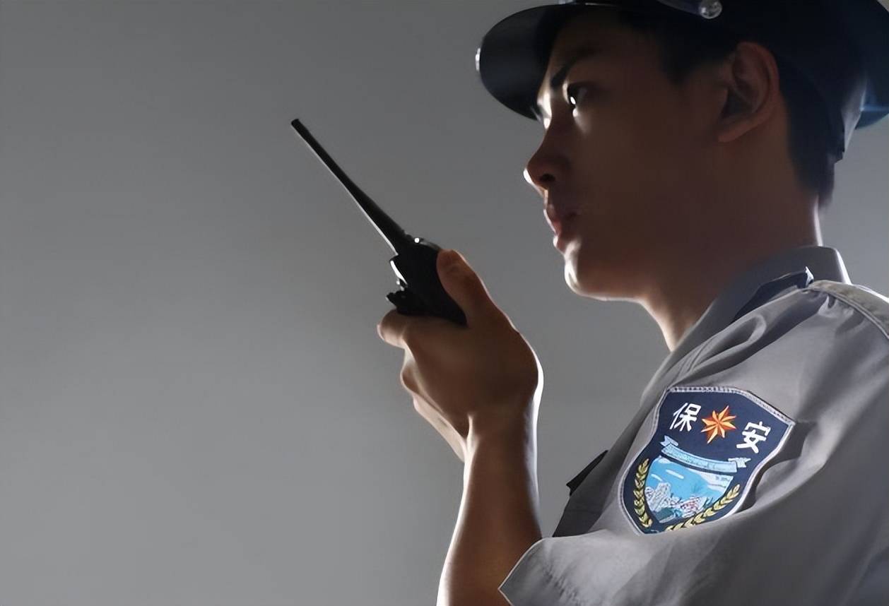 原创53岁的保安队长欺负66岁的女保安女方藏剪刀自保也无济于事