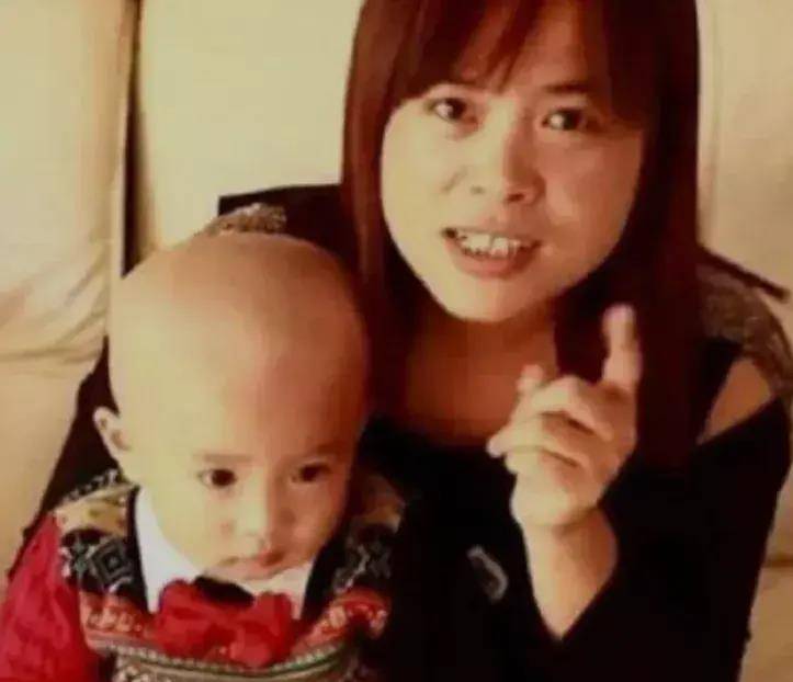 2000年伊始,易烊千玺出生,父母对这个孩子寄予厚望,希望他与众不同