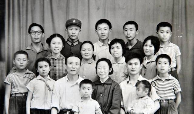 雇主一家44年,79岁退休,如今雇主儿女把她当亲妈养_许曼云_孩子_刘致