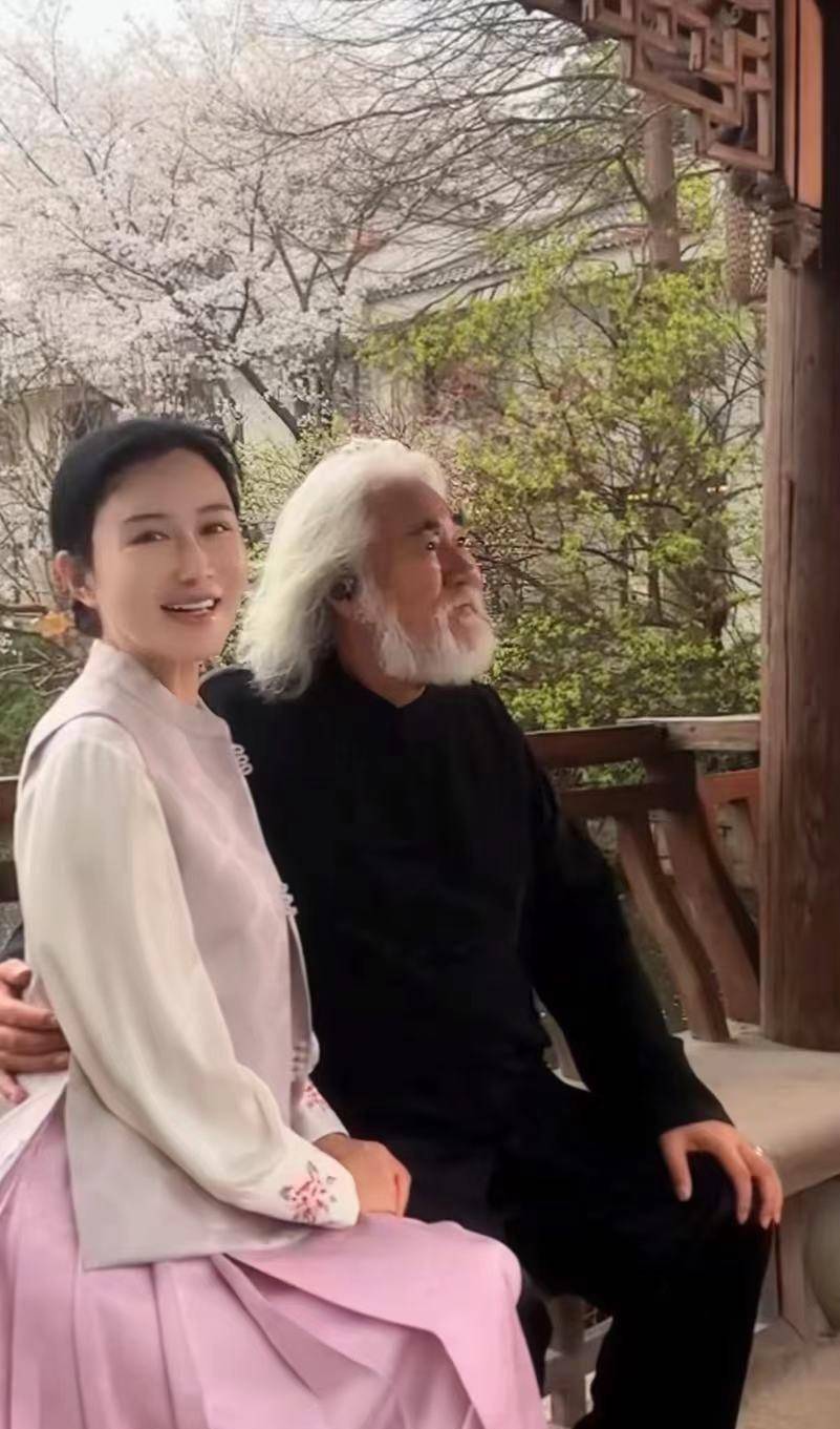 原创张纪中和老婆油菜花中舞蹈这就是爱情的样子携手伴你到华发