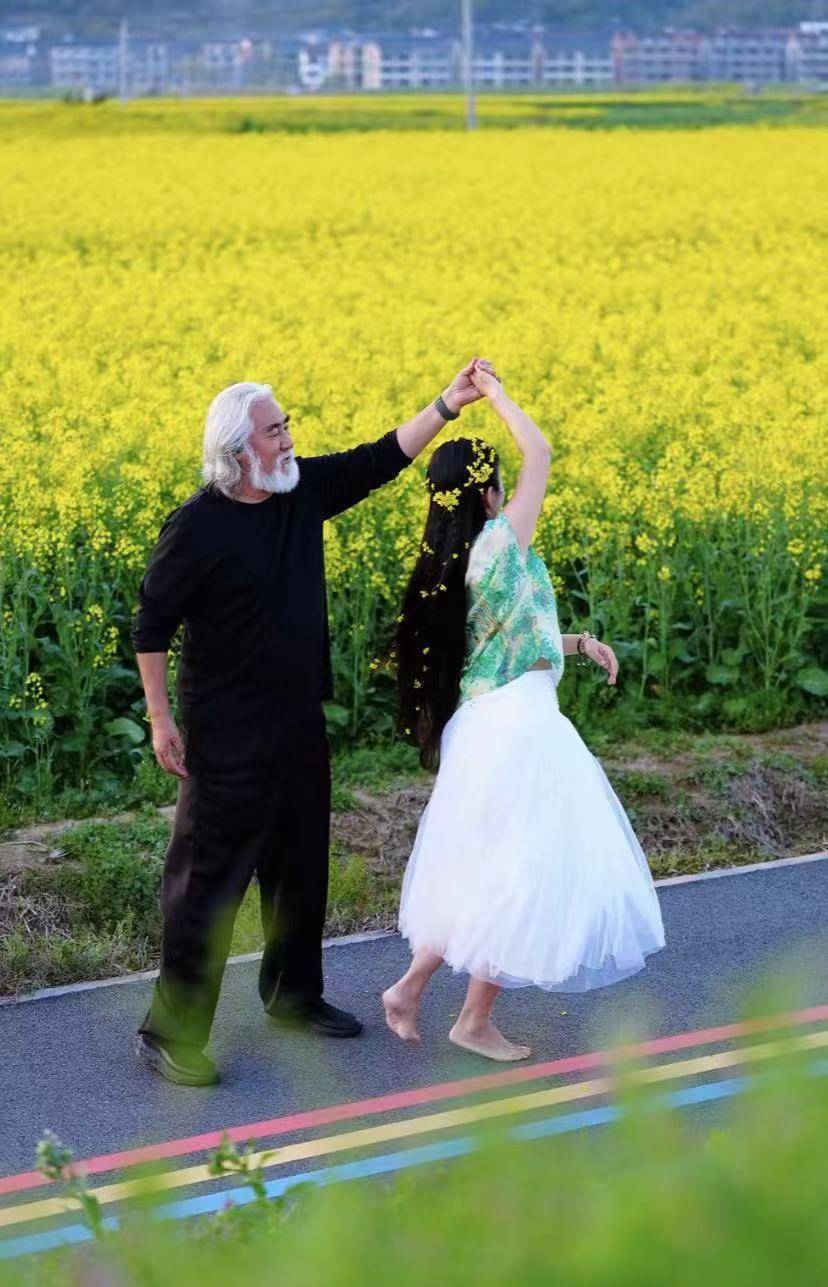 怀孕期间与她的丈夫在花海中跳舞,光着双脚,他们跳起了华尔兹舞,其