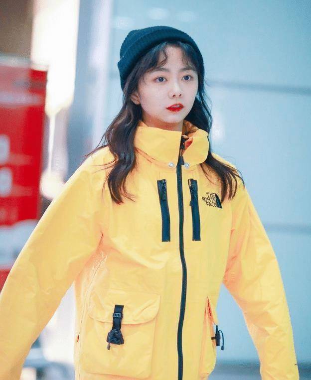 妈妈离开一年后谭松韵形象大改变30岁近照瘦出锥子脸