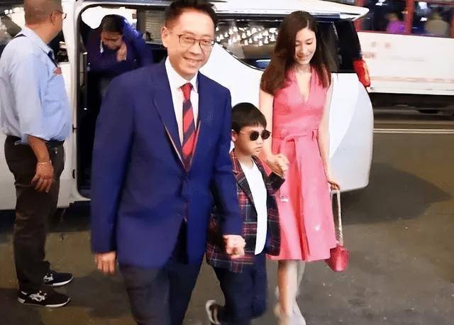 9岁时就身价十亿百套房产,如今400亿财产和公司等着继承_许晋亨_孩子