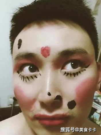 宝爸终于凭借女儿过上珠光宝气生活网友妖孽你往哪里逃