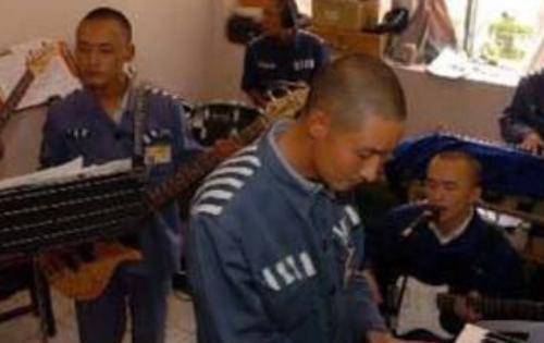 被判处无期徒刑的犯人,老了之后生活不能自理,监狱怎么安排他们