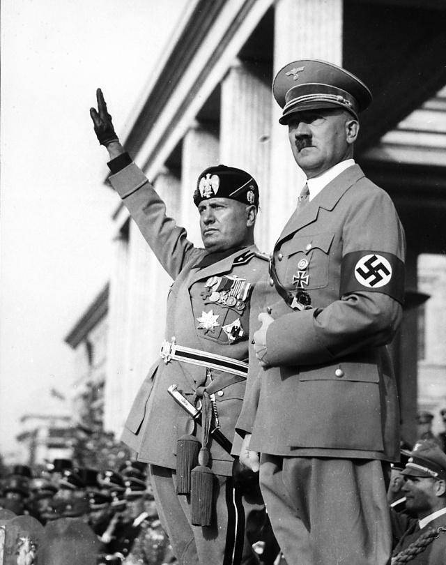 其中一个女人为他挡子弹,另一个女人陪他死_墨索里尼_希特勒_贝塔西