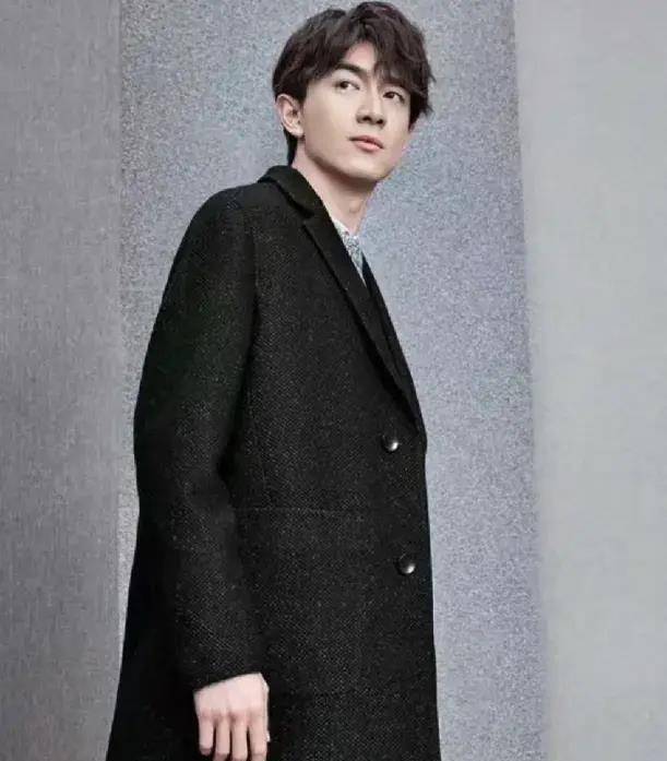 林更新思维敏捷,个性确实非常友善,他已成为九亿少女的梦,如今年龄大