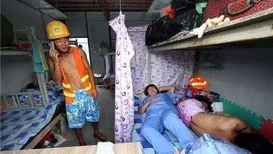 原创工地上的农民工夫妻住在集体宿舍忍受着别人难以承受的心酸