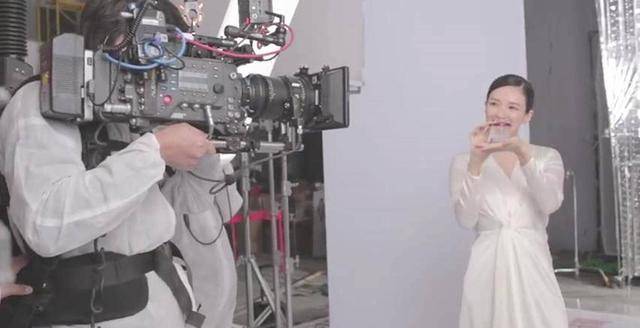 原创41岁章子怡近况复出太拼了拍摄策划带瑜伽垫难怪身材迅速恢复