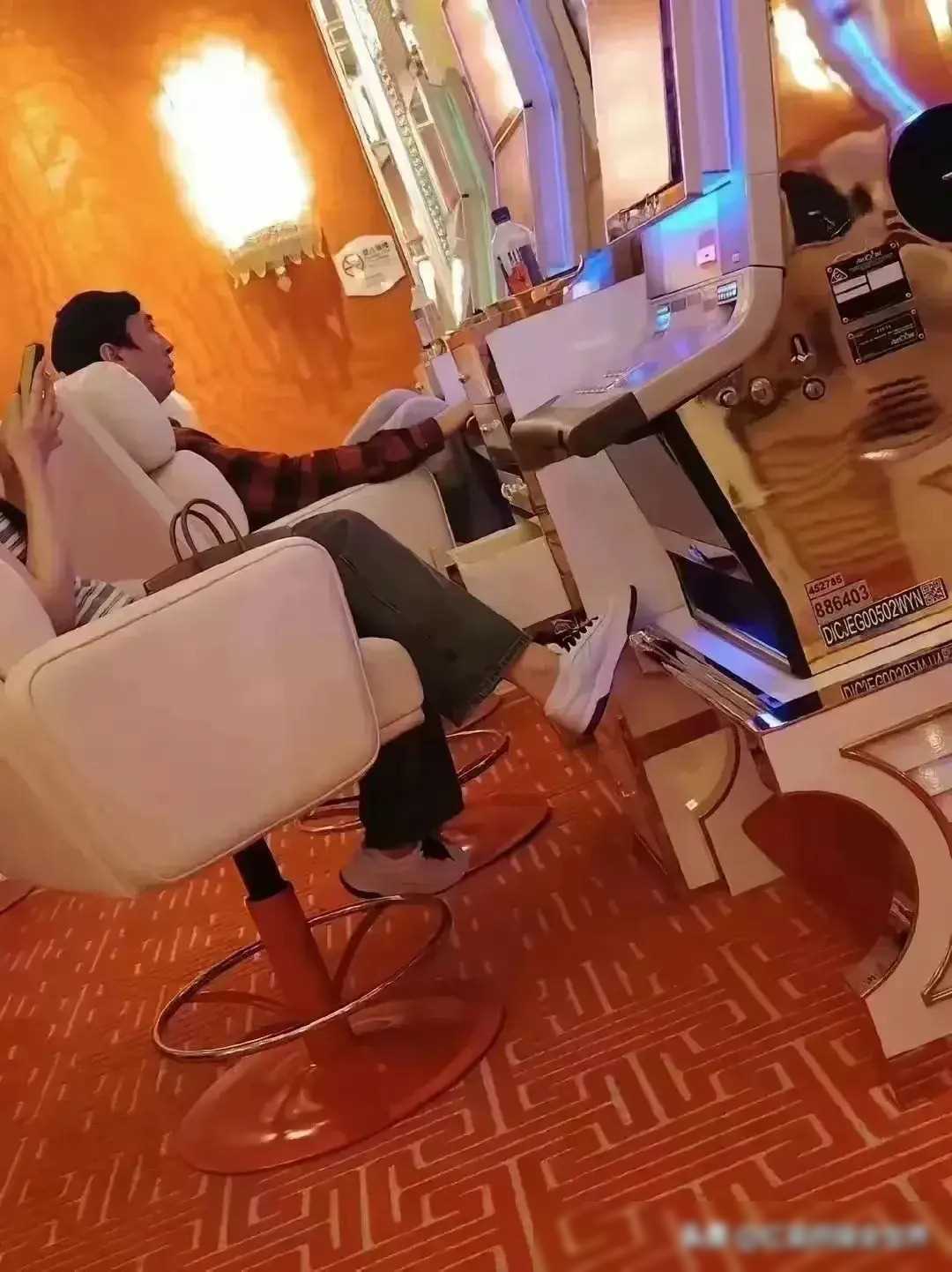 王思聪玩老虎机引热议，与美女同游永利皇宫，意外成网络焦点_搜狐网