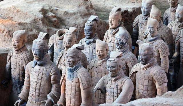 女游客参观兵马俑，展出的兵马俑忽然动了一下，随后立即报警