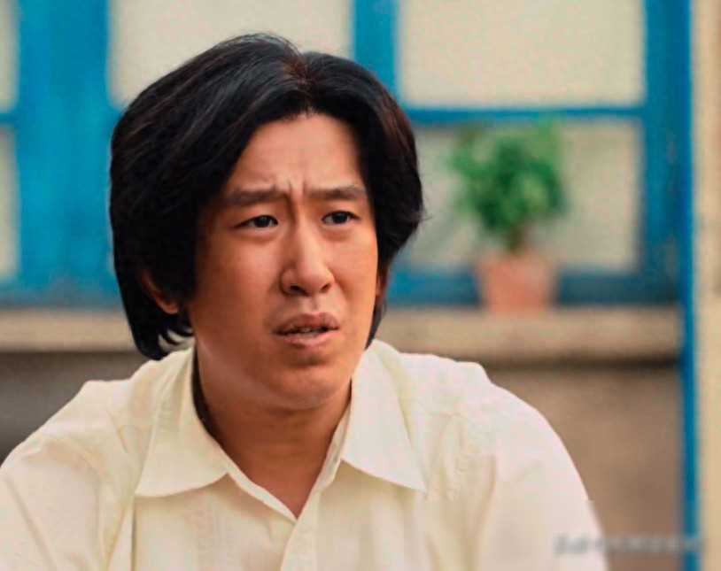 尤其是在电影《缝纫机乐队》中,他饰演的张发财的形象深入人心,展现出
