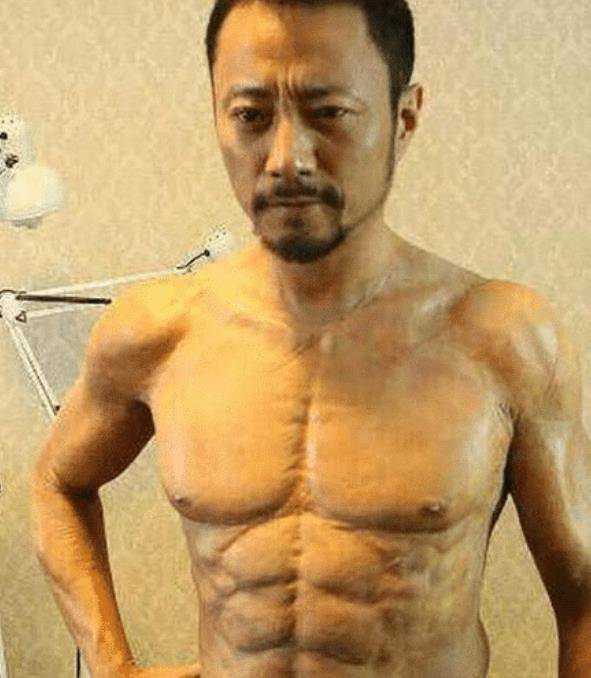 原创张涵予27万肌肉服却还是败给李云龙的连长网友钱白花了