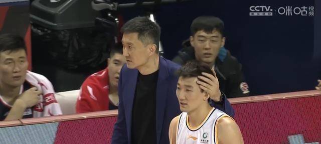 队长轮休易建联仅打12分钟徐杰30分创新高卫冕冠军遭双杀