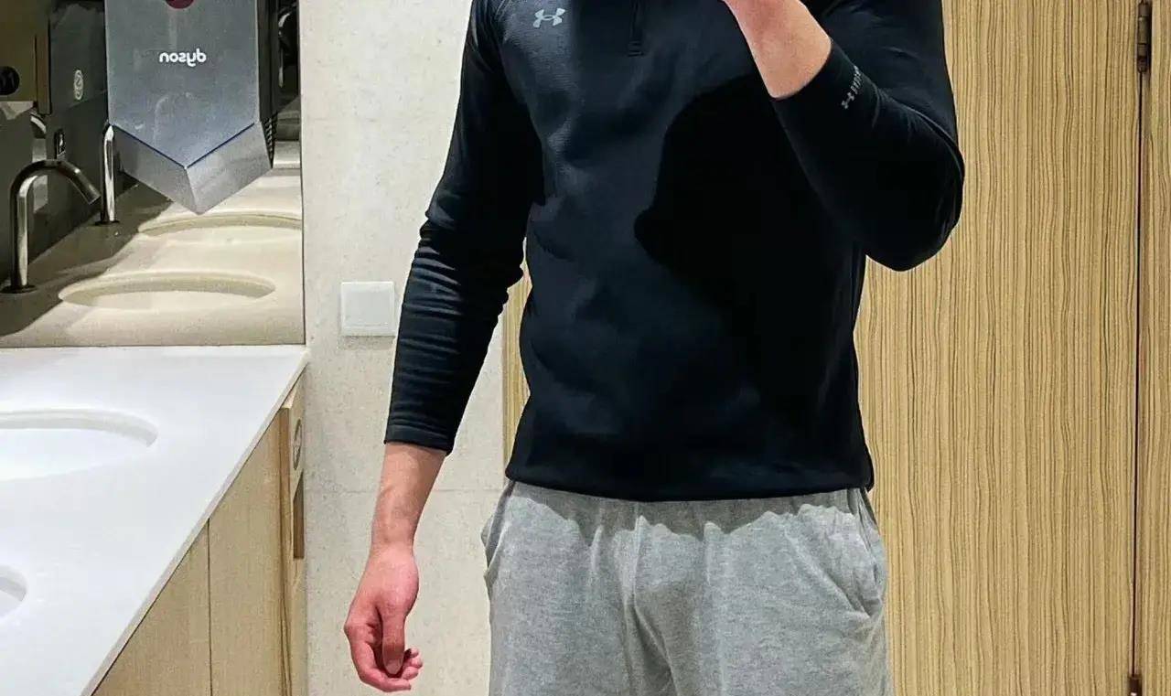 孙佳俊皮肤状态很好,白皙,光滑细腻哈哈哈!这身材太迷人了吧,八块腹肌