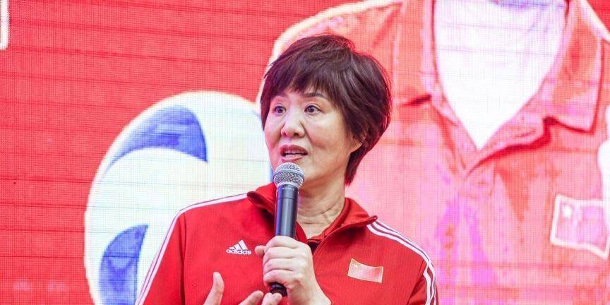 巩俐拍摄中国女排受伤郎平点赞巩俐朱婷坦言演员不容易