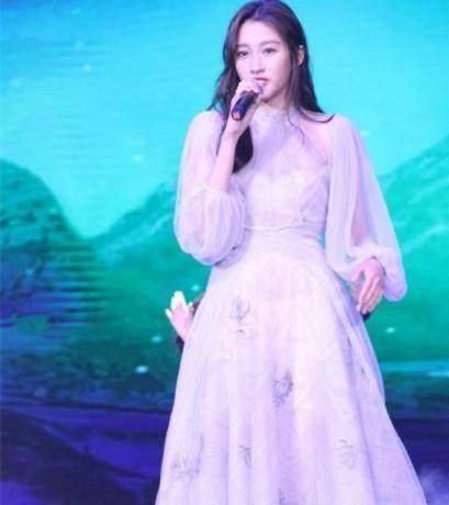 关晓彤走红毯化着浓妆穿着长裙真美