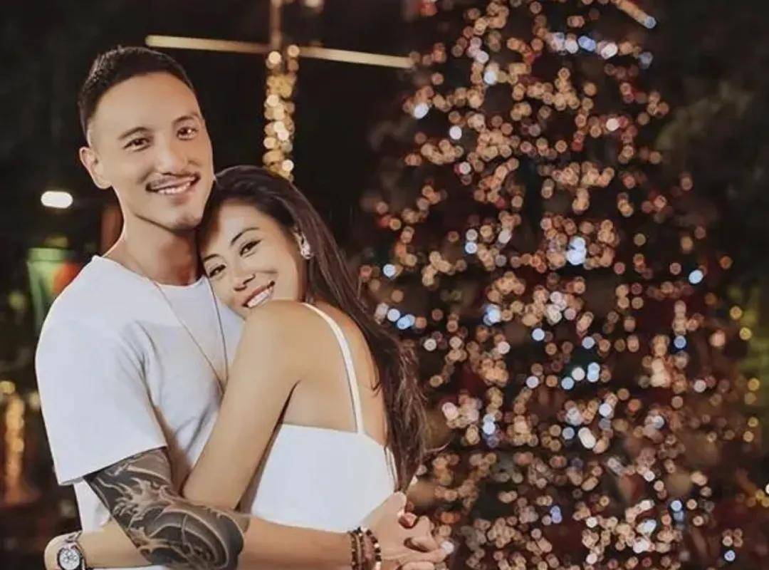 当他问及蔡诗芸的婚姻时,一些记者询问了张俪,后者解释道:我和这位