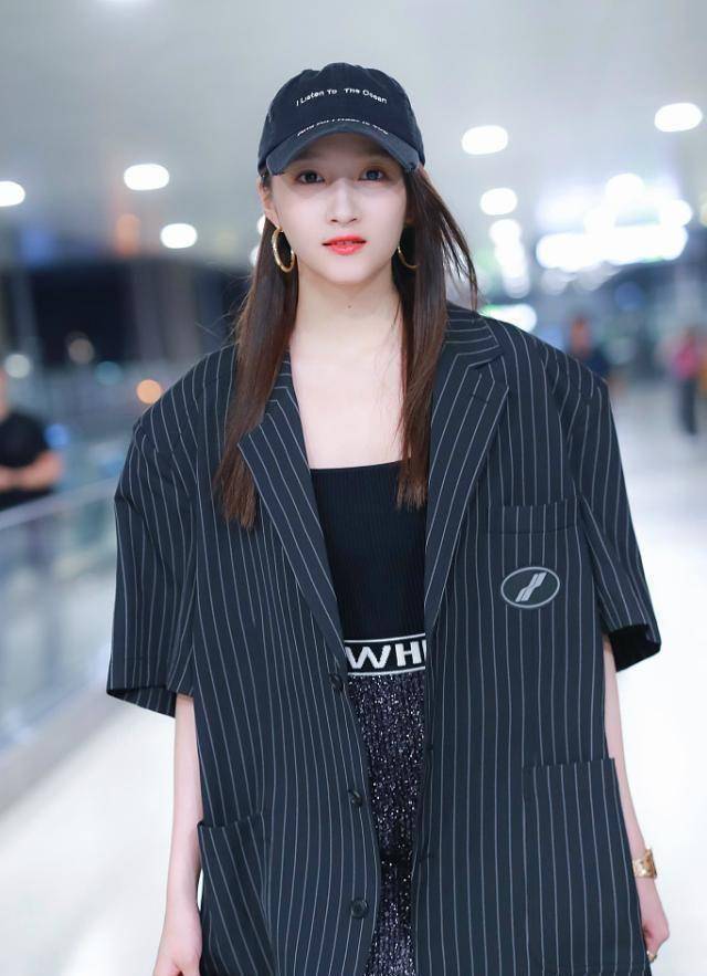 关晓彤衣品越来越高级,闪亮短裙搭超大西装,却被肚子上赘肉抢镜