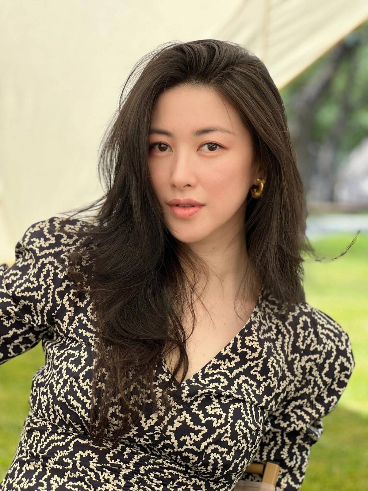 原创朱珠的高级感无敌了连土味大妈印花裙都穿出了国际范让人佩服