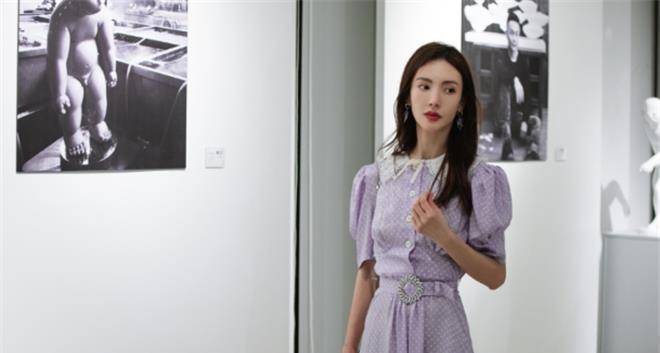 原创30岁金晨首次上电视主持穿时尚裙脱颖而出太给爸妈长脸