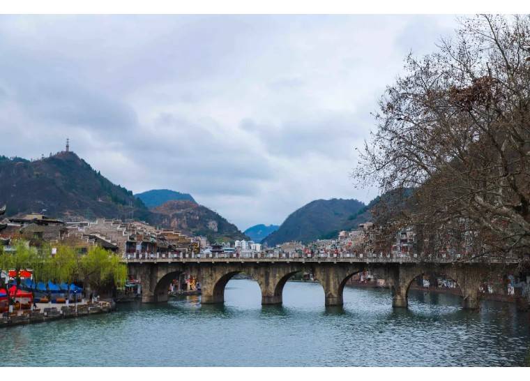 食罢贵州酸汤鱼夜游镇江古城参观歪门邪道和拐弯抹角