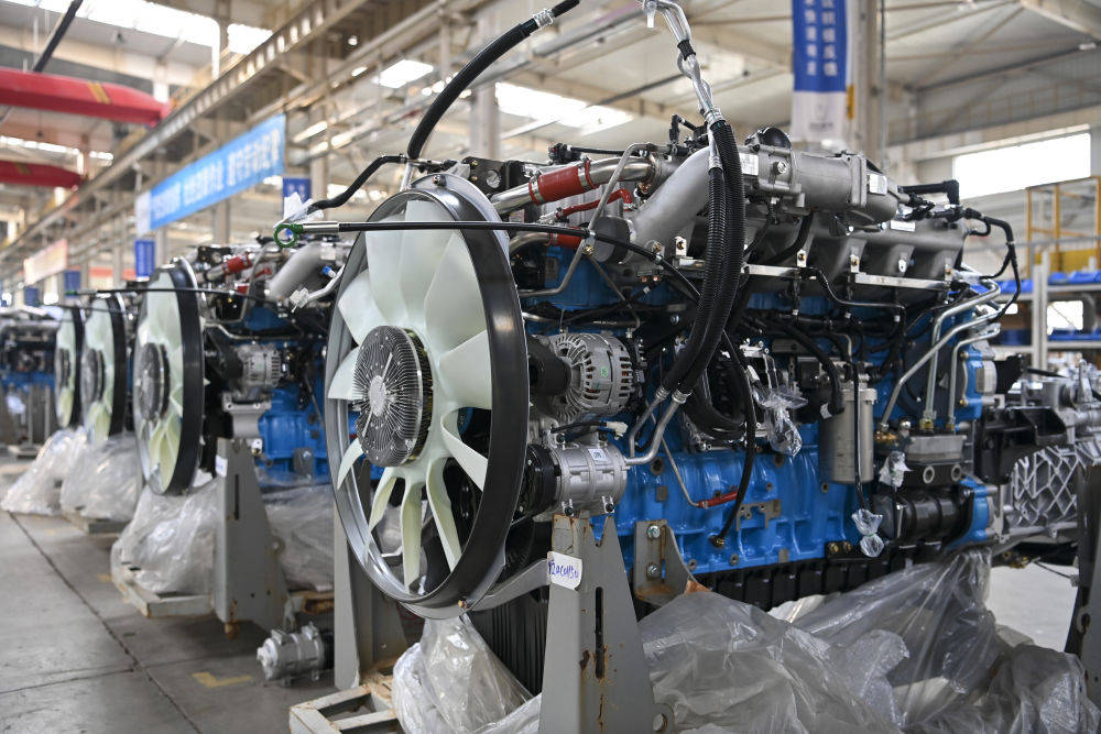 零件进行焊接,组装,不到40分钟,一辆搭载甲醇发动机的重卡就装配完成