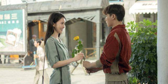 原创国剧盛典红毯谭松韵美张若昀帅穿着羽绒服的郭德纲最接地气