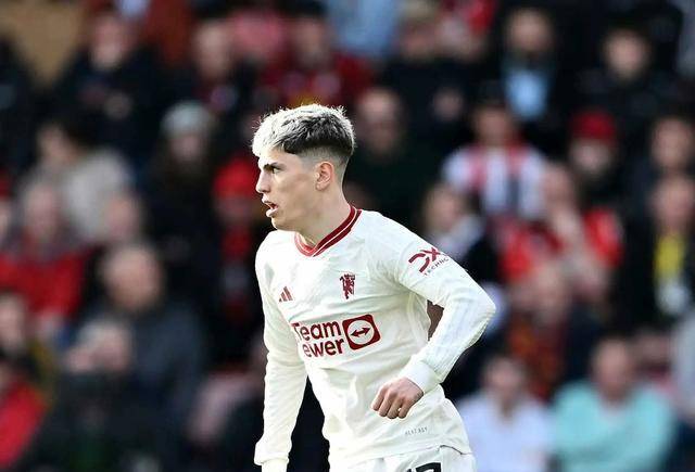 原创曼联红魔陷入困境加纳乔争议言论半场被换引关注