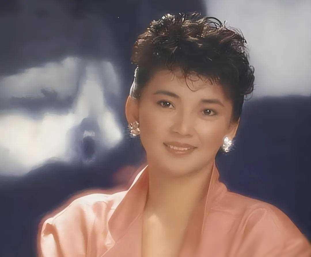 她是金马影后,嫁入香港高官家庭,如今优雅迷人逾越岁月_胡慧中_人生