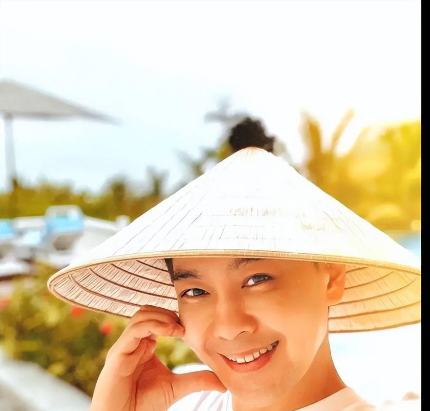 林志颖一家人去旅行,双胞胎儿子海边嬉戏,父子好温馨!