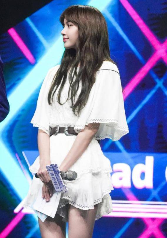 原创lisa白色连衣裙太仙了长腿蛮腰遮不住难怪坤坤都挪不开眼睛