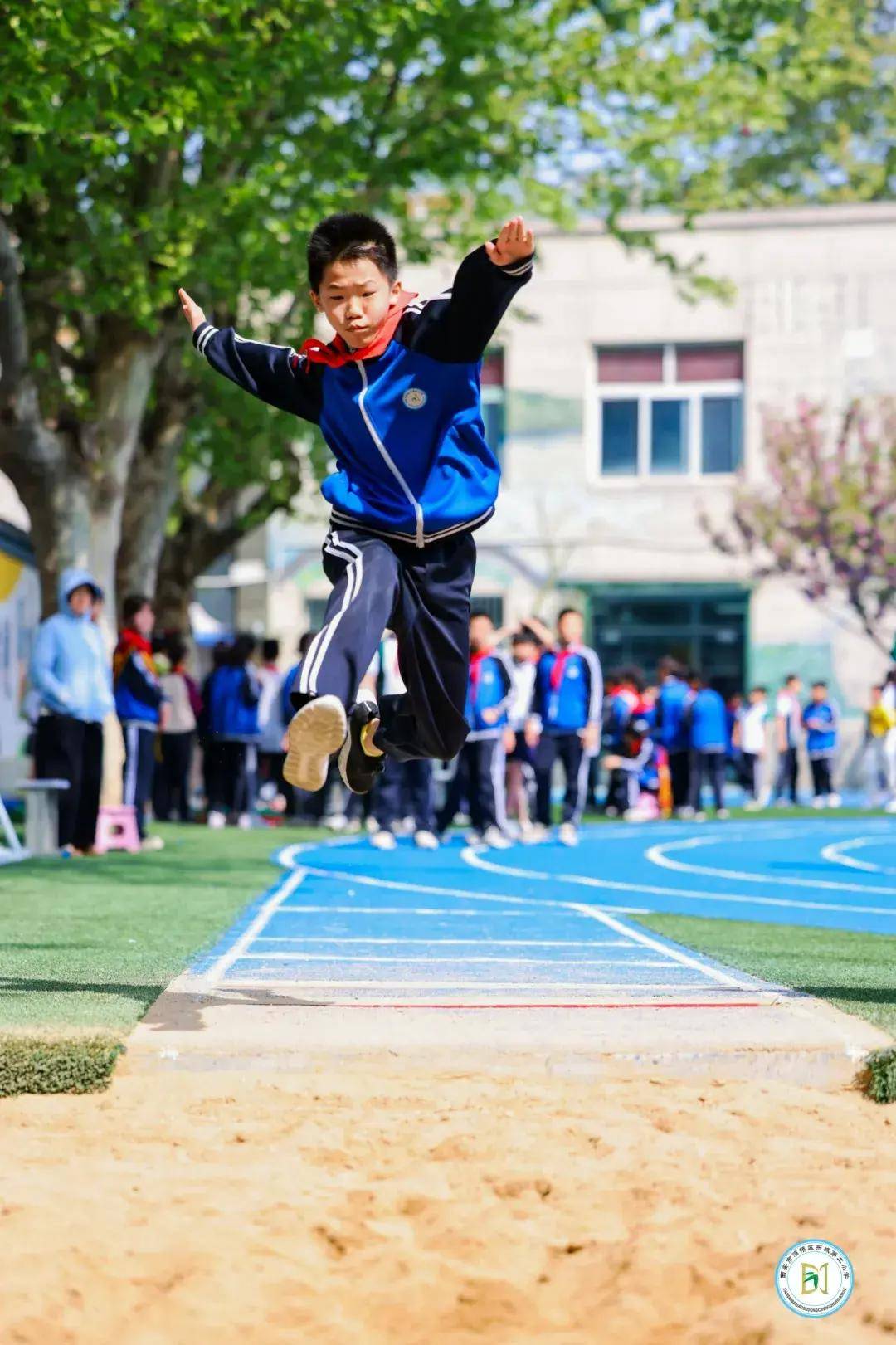 走向春天心怀未来灞桥区东城第二小学举行春季田径运动会