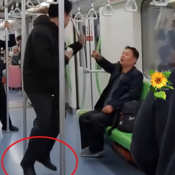 原创上海小伙子与大爷地铁里吵架怒变地铁拳王只敢打空气
