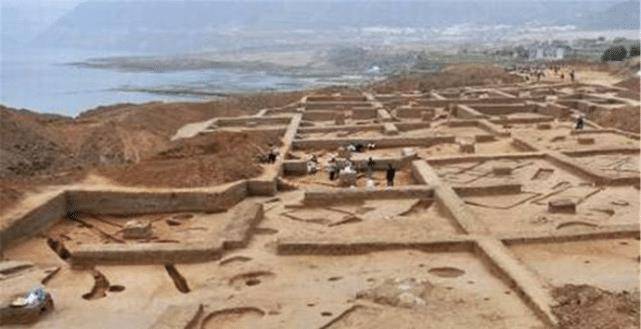 第一个就是高度发达的青铜器锻造技术,在三星堆文明遗址中发现最多的