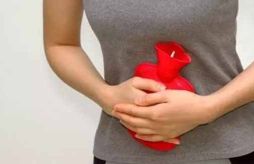 总是生气会导致肝气郁结出现月经不调,周期不规律,经量减少,血色暗红