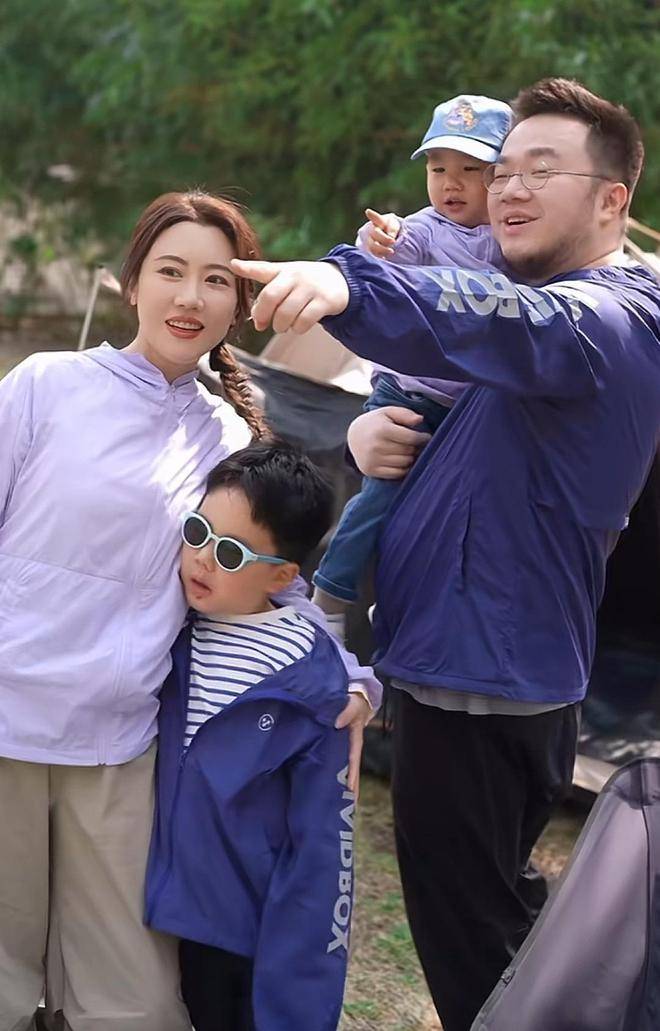 原创巴图罕晒全家福长子正面出镜像爸爸弟弟奶萌可爱像奶奶宋丹丹