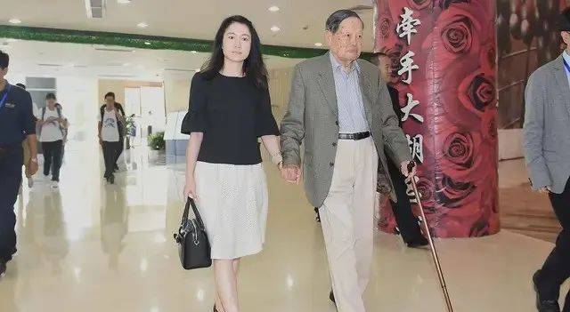 原创45岁翁帆挺时髦接地气穿衣打扮简约却气质中年女人可照着穿