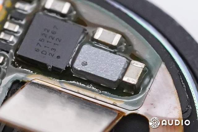 中框内侧固定的蓝牙天线特写,丝印"wb6575a-rx-bt-t18".