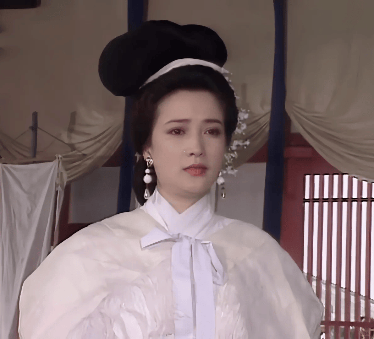 名的古典美人,她几乎能hold住所有朝代的古装戏服,三国时期的白衣小乔