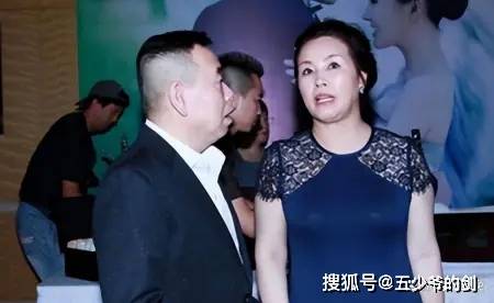 原创潘长江和妻子结婚三十八年妻子被宠上天如今花甲之年整容成功
