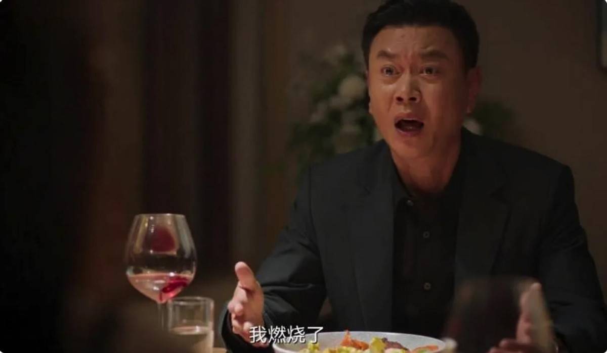 在《城中之城》中,扮演苏见仁的冯嘉怡,这个演员真值得咱们夸一夸