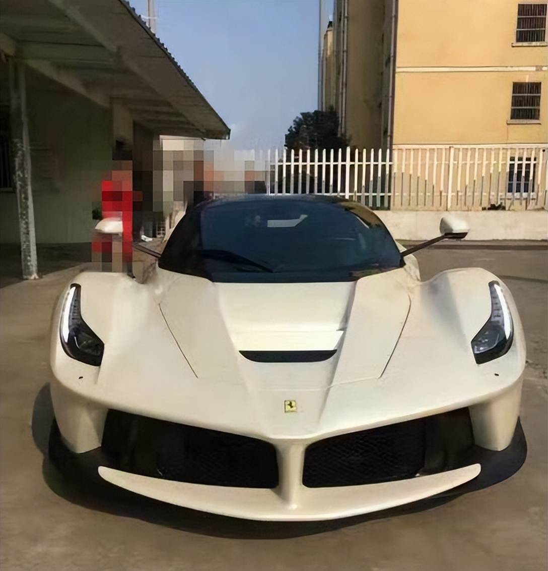 2200万拉法上牌,员工拿着车牌不知所措:头都挠秃了也找不到孔_搜狐