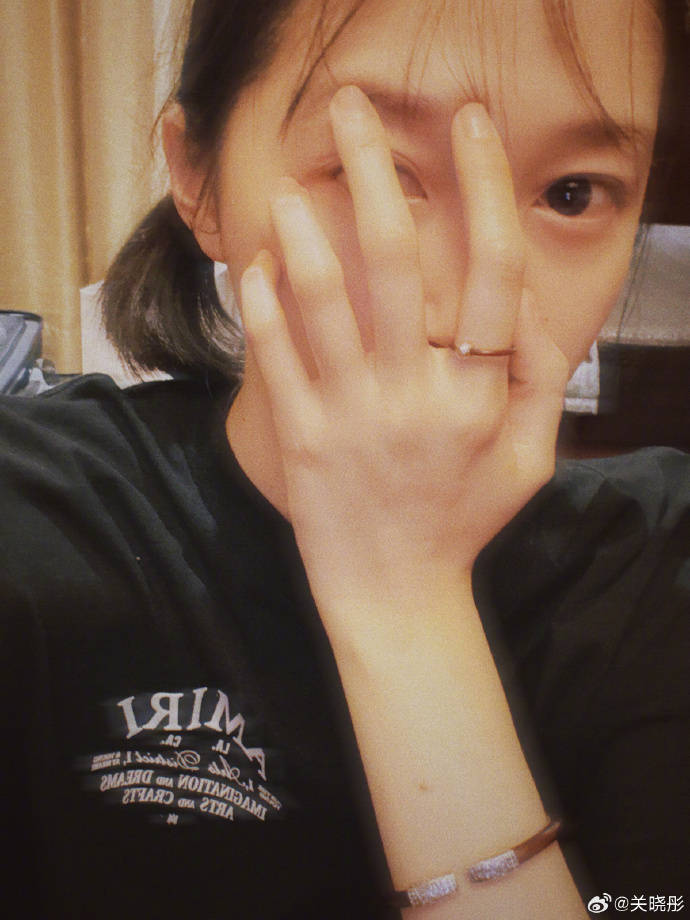 原创关晓彤分享旅游美照俏皮灵动显少女与鹿晗感情甜蜜惹人羡