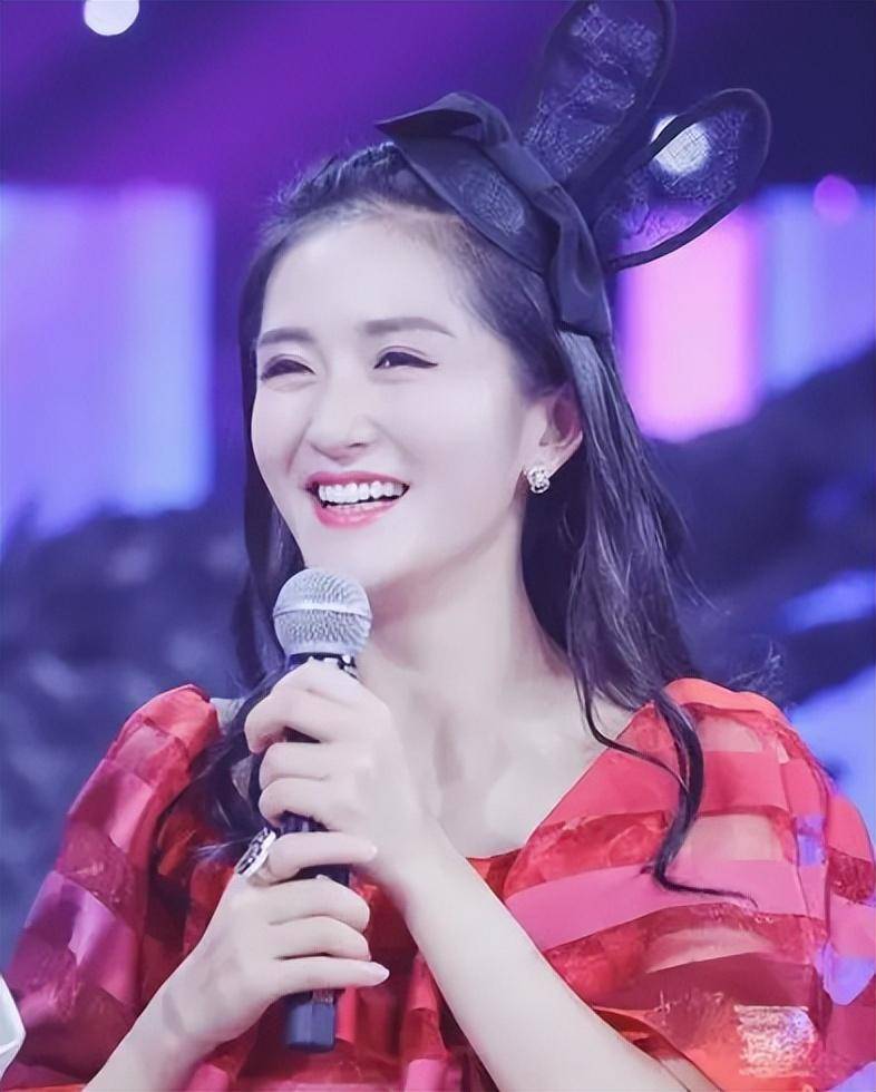 张杰谢娜带仨娃游迪士尼,十指紧扣如热恋情侣,3个保姆很抢镜