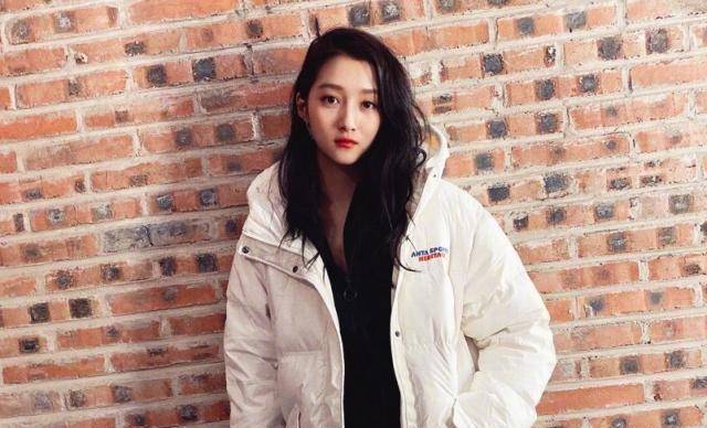 原创关晓彤素颜现身北电食堂表情落寞引人心疼粉丝想鹿晗了