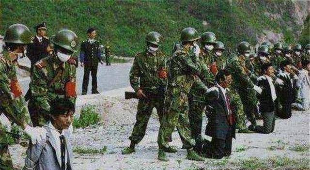 崔宝纯每次做的都是震惊全国的大案,渐渐被警方盯上,崔宝纯感觉自己命